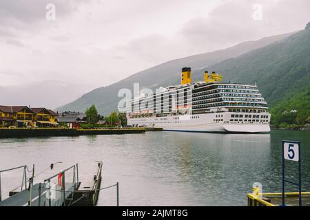 Crociera nelle acque di Aurlandsfjord, Norvegia. Vista di un passeggero con una nave da crociera nel porto di Flam. crociera ancorato nel fiordo di Flam Foto Stock