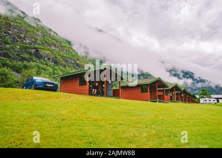 Tradizionale in rosso camping case in campeggio Lunde, Norvegia Luglio 21, 2019. Classico norvegese Sito Campeggio con tradizionale rosso in legno cottages, settentrionale Foto Stock