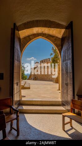 Guardare attraverso le porte aperte di chiesa nel castello di Capdepera. Foto Stock