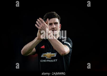 Wolverhampton, Regno Unito. 04 gen, 2020. Harry Maguire del Man Utd a tempo pieno durante la FA Cup terzo turno match tra Wolverhampton Wanderers e il Manchester United al Molineux, Wolverhampton, in Inghilterra il 4 gennaio 2020. Foto di Andy Rowland/prime immagini multimediali. Credito: prime immagini multimediali/Alamy Live News Foto Stock