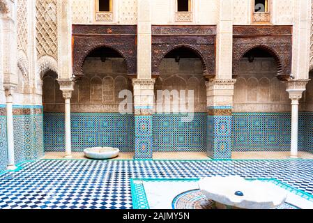 Fez, in Marocco - Novembre 12, 2019: interni di Al-Attarine Madrasa (islamica Training Center) Foto Stock