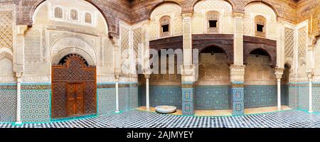 Fez, in Marocco - Novembre 12, 2019: interni di Al-Attarine Madrasa (islamica Training Center) Foto Stock