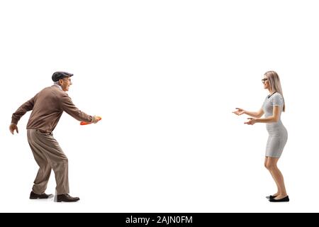 A piena lunghezza shot di un uomo anziano e una giovane donna che gioca con un disco di plastica isolati su sfondo bianco Foto Stock
