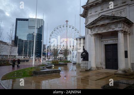 BIRMINGHAM, Regno Unito - 15 dicembre 2019: Grande giro di ruota a Centenary Square, nel corso annuale di Francoforte Mercatino di Natale Foto Stock