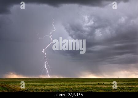 Una tempesta di tuoni con fulmini, nuvole di tempeste scure e forti piogge che si avvicinano a Ordway, Colorado, USA Foto Stock