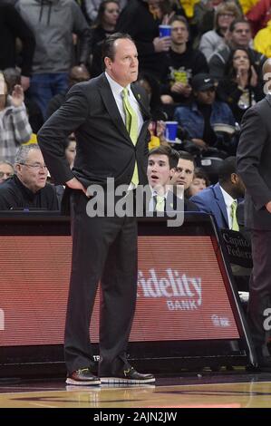 Wichita, Kansas, Stati Uniti d'America. 04 gen, 2020. Wichita State Shockers head coach Gregg Marshall non è felice con la sua difesa durante il NCAA Pallacanestro tra Ole Miss ribelli e Wichita State Shockers a Charles Koch Arena di Wichita, Kansas. Kendall Shaw/CSM/Alamy Live News Foto Stock