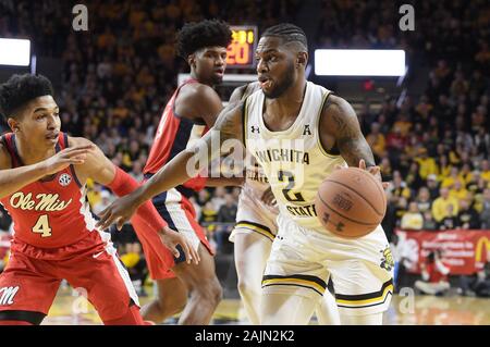 Wichita, Kansas, Stati Uniti d'America. 04 gen, 2020. Wichita State Shockers guard Jamarius Burton (2) gestisce la sfera durante il NCAA Pallacanestro tra Ole Miss ribelli e Wichita State Shockers a Charles Koch Arena di Wichita, Kansas. Kendall Shaw/CSM/Alamy Live News Foto Stock