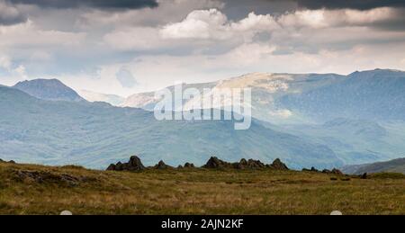 Il Welsh montagne di Snowdon e Glyder Fawr visto dalla montagna Cnicht in Snowdonia. Foto Stock