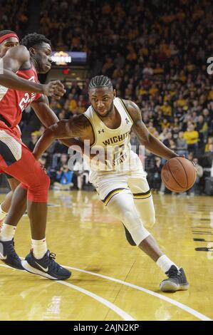 Wichita, Kansas, Stati Uniti d'America. 04 gen, 2020. Wichita State Shockers guard Jamarius Burton (2) unità per la linea di base durante il NCAA Pallacanestro tra Ole Miss ribelli e Wichita State Shockers a Charles Koch Arena di Wichita, Kansas. Kendall Shaw/CSM/Alamy Live News Foto Stock