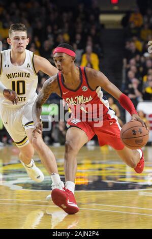 Wichita, Kansas, Stati Uniti d'America. 04 gen, 2020. Ole Miss ribelli guard Austin Crowley (1) gestisce la sfera durante il NCAA Pallacanestro tra Ole Miss ribelli e Wichita State Shockers a Charles Koch Arena di Wichita, Kansas. Kendall Shaw/CSM/Alamy Live News Foto Stock