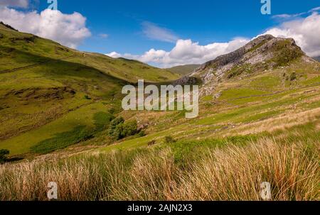 Le montagne scoscese di Clogwyngarreg e Foel Rudd salire al di sopra del Dyffryn Nantlle valley in Snowdonia. Foto Stock