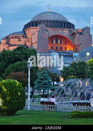 Istanbul / Turchia - 25 Maggio 2010: Hagia Sofia vista esterna dal parco con fontana e illuminata di sera. Foto Stock