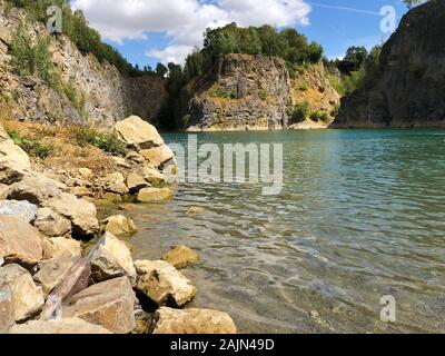 Cava allagata e sito di immersione. Famosa località per acqua fresca di sub e di attrazione turistica. Quarry ora esplorato dai subacquei. Adrenalina hobby Foto Stock