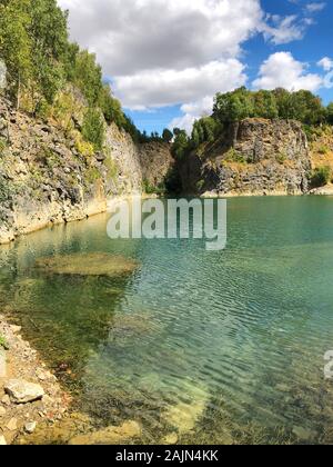 Cava allagata e sito di immersione. Famosa località per acqua fresca di sub e di attrazione turistica. Quarry ora esplorato dai subacquei. Adrenalina hobby Foto Stock