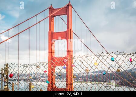 SAN FRANCISCO, STATI UNITI D'AMERICA - Nov 27, 2019: Turisti in fotografie Golden Gate Bridge di San Francisco CA USA Foto Stock