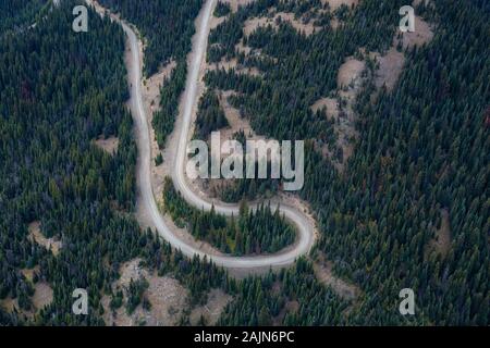 Vista aerea di una strada panoramica nella valle intorno il canadese del paesaggio di montagna Foto Stock