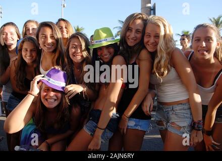Rio de Janeiro, 11 febbraio, 2012. I festaioli durante la simpatia parade è Quase Amor presso la strada di carnevale della città di Rio de Janeiro in Brasile. Foto Stock
