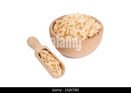 Gamberi secchi nel recipiente di legno e scoop isolati su sfondo bianco. ingrediente alimentare. Foto Stock