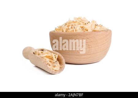 Gamberi secchi nel recipiente di legno e scoop isolati su sfondo bianco. ingrediente alimentare. Foto Stock