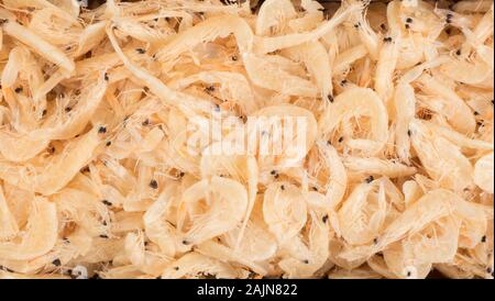 Gamberi secchi dello sfondo. Stagionatura naturale texture. Ingrediente alimentare. Foto Stock