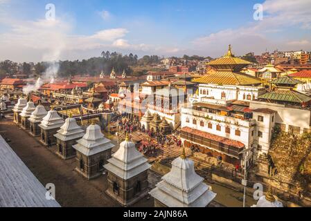 Tempio di Pashupatinath dal fiume Bagmati, Kathmandu, Nepal Foto Stock