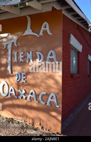 Uno storico edificio antico, La Tienda de Oaxaca, una volta che il negozio di Alfonso Flores, da Oaxaca, venuto a lavorare in Will Rogers, Jr, in Tubac, AZ, Stati Uniti d'America Foto Stock