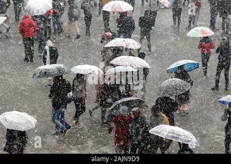 Pechino, lo stato indiano di Himachal Pradesh. 4 gennaio, 2020. Le persone camminare nella neve in Shimla, capitale del nord dello stato indiano di Himachal Pradesh, il gen. 4, 2020. Credito: Str/Xinhua/Alamy Live News Foto Stock