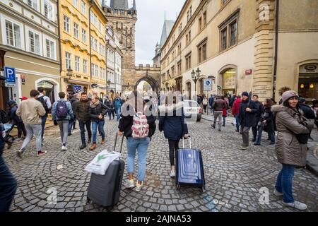 PRAGUE, Repubblica Ceca - 2 Novembre 2019: un gruppo di giovani viaggiatori a piedi con le loro valigie nella città vecchia di Praga, con una velocità di sfocatura, i punti di riferimento Foto Stock