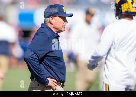 Orlando, Florida, Stati Uniti d'America. 1a gen, 2020. Michigan coordinatore difensivo Don Brown (sinistra) guarda i suoi giocatori si riscaldano durante Vrbo Citrus Bowl, azione di gioco tra il Michigan Ghiottoni e Alabama Crimson Tide al Camping World Stadium in Orlando, Florida. Mat Gdowski/CSM/Alamy Live News Foto Stock