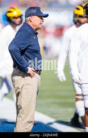 Orlando, Florida, Stati Uniti d'America. 1a gen, 2020. Michigan coordinatore difensivo Don Brown orologi i suoi giocatori durante warmups prima Vrbo Citrus Bowl, azione di gioco tra il Michigan Ghiottoni e Alabama Crimson Tide al Camping World Stadium in Orlando, Florida. Mat Gdowski/CSM/Alamy Live News Foto Stock