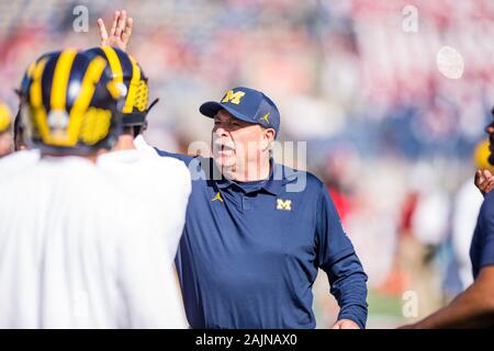 Orlando, Florida, Stati Uniti d'America. 1a gen, 2020. Michigan coordinatore difensivo Don Brown porta di tutti i suoi giocatori per un huddle durante il pre-partita prima warmups Vrbo Citrus Bowl, azione di gioco tra il Michigan Ghiottoni e Alabama Crimson Tide al Camping World Stadium in Orlando, Florida. Mat Gdowski/CSM/Alamy Live News Foto Stock