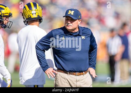 Orlando, Florida, Stati Uniti d'America. 1a gen, 2020. Michigan coordinatore difensivo Don Brown mantenendo un occhio vigile su la sua difesa giocatori durante warmups prima Vrbo Citrus Bowl, azione di gioco tra il Michigan Ghiottoni e Alabama Crimson Tide al Camping World Stadium in Orlando, Florida. Mat Gdowski/CSM/Alamy Live News Foto Stock