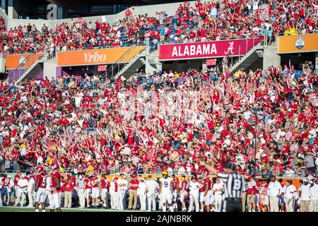 Orlando, Florida, Stati Uniti d'America. 1a gen, 2020. Le ventole a fare il wave durante Vrbo Citrus Bowl, azione di gioco tra il Michigan Ghiottoni e Alabama Crimson Tide al Camping World Stadium in Orlando, Florida. Mat Gdowski/CSM/Alamy Live News Foto Stock