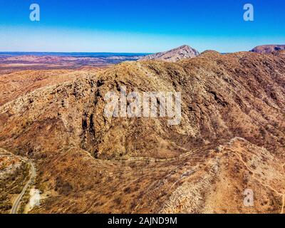 Immagine aerea di Standley Chasm e il circostante West MacDonnell Ranges in remoto la Northern Territory in Australia centrale. Foto Stock