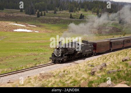 CO00149-00...COLORADO - La Cumbres e Toltec Scenic Railroad un 3 ft a scartamento ferroviario del patrimonio in esecuzione attraverso un bacino sulla sua 64 miglio viaggio b Foto Stock