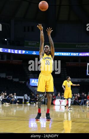 2 Jan 2020 - Londra, Ontario, Canada. Il Fulmine di Londra ha avuto sulla Winsor Express in un NBL-C rivalità matchup a Budweiser giardini. Il paglierino Foto Stock