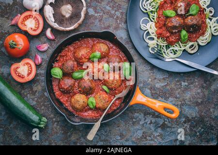 Vegan polpette con zucchine spiralised. Impianto basato carne alternativa gratuita Foto Stock