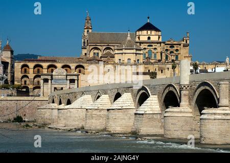 Cordova Spagna, vista della Moschea-cattedrale di Cordova dall'altra parte del fiume Guadalquivir Foto Stock