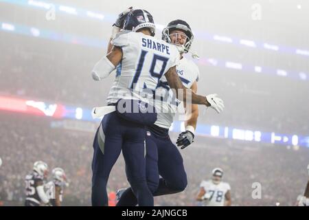 Foxborough, STATI UNITI D'AMERICA. 05 gen, 2020. Tennessee Titans manualmente l'estremità Anthony Firkser (86) festeggia con Tennessee Titans wide receiver Tajae Sharpe (19) Dopo Firkser segnato su una 12-cantiere touchdown ricevimento nel primo trimestre contro il New England Patriots nella NFL Wild Card Game al Gillette Stadium di Foxborough, Massachusetts sabato 4 gennaio, 2020. I Titani sconfitti i patrioti 20-13. Foto di Matteo Healey/UPI Credito: UPI/Alamy Live News Foto Stock