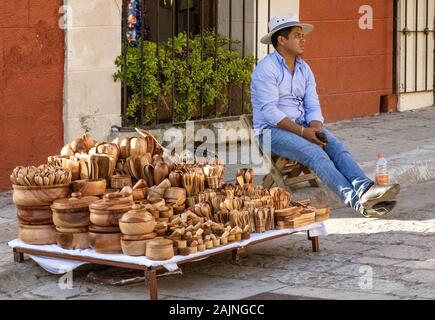 Oaxaca, Messico - 2019-11-16 - venditore ambulante di vendita cucina in legno ciotole e utensili. Foto Stock