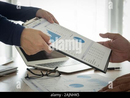 Gli analisti finanziari forniscono rapporti di riepilogo per i manager. Foto Stock