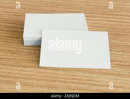 Blank business cards su sfondo di legno. spazio libero per il testo. Foto Stock