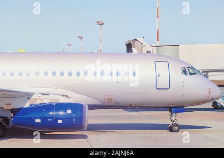 Vista laterale del naso del velivolo in aeroporto. L'aereo è pronto per il prossimo volo. Foto Stock