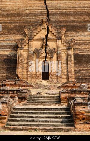 Pa Hto Taw Gyi pagoda di Mandalay, Myanmar. Il Pahtodawgyi è un monumento incompleto stupa in Mingun. Foto Stock