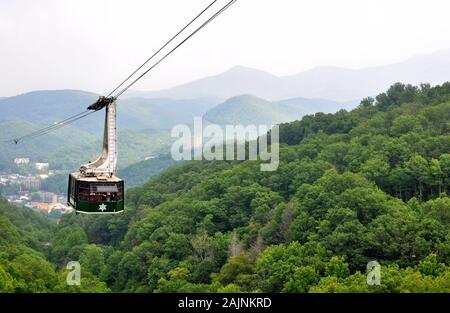 GATLINBURG, Tennessee - 9 giugno 2011 - i turisti in sella alla scenic ovovia a Ober Gatlinburg in Tennessee Foto Stock