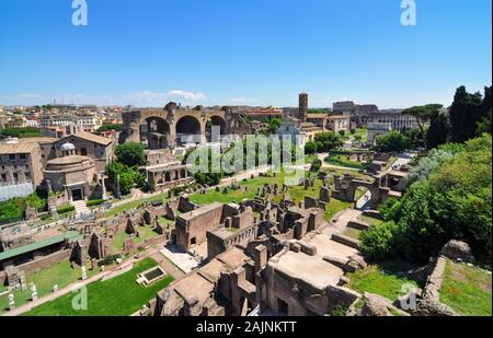 Ampia vista sulla storica Foro Romano, Roma antica del mercato centrale Foto Stock