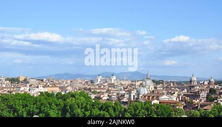 Roma centro storico dello skyline della città come visto da Castel Sant Angelo Foto Stock