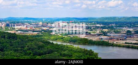 Panorama paesaggio di Chattanooga sul fiume Tennessee come visto dalla diga Chickamauga Foto Stock