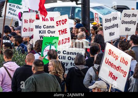 Gennaio 4, 2020 San Jose / CA / STATI UNITI D'AMERICA - Anti-guerra di protesta di fronte al municipio nel centro cittadino di San Jose; Foto Stock