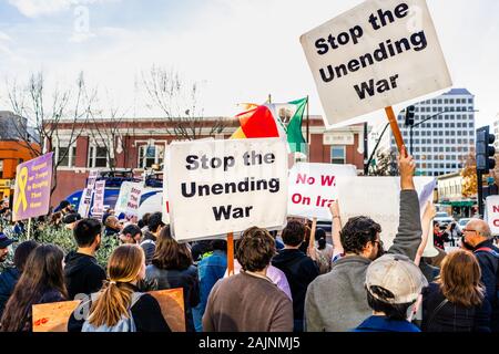 Gennaio 4, 2020 San Jose / CA / STATI UNITI D'AMERICA - Anti-guerra di protesta di fronte al municipio nel centro cittadino di San Jose; Foto Stock